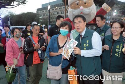 雙鴨躍馬迎元宵！黃偉哲現身花園夜市　限量鴨鴨小提燈秒殺