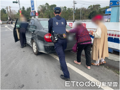 7旬法師車拋錨卡車道中央　2熱心暖警推車…她感動致謝