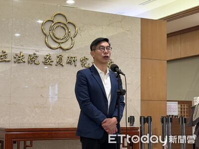 綠委曝郭台銘私人飛機也曾用過松指部　規定從馬英九時期延續至今