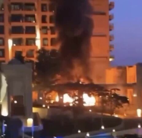 ▲▼杜拜五星飯店遭襲釀大火 。（圖／翻攝Ｘ）