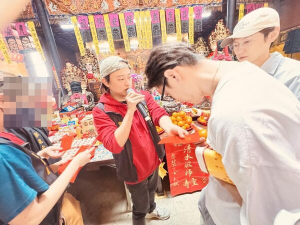 ▲粿王現身團拜。（圖／翻攝自大溪鳳山寺廣澤宮臉書）