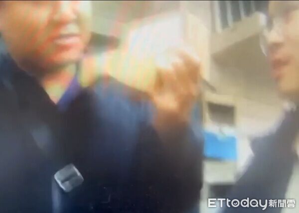 ▲警方接獲通報火速攔截嫌犯車輛，查扣做案用包裹，內有金融卡3張。（圖／中壢警分局提供、下同）