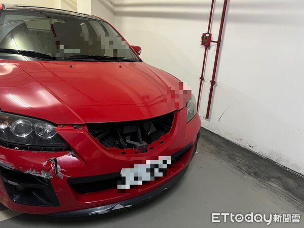 ▲▼三重員警發現降窗的少年未繫安全帶於是攔停，少年駕駛小客車連撞2車造成車頭毀損             。（圖／記者陳以昇翻攝）