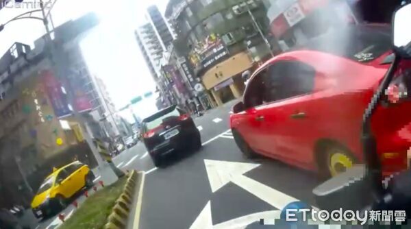 ▲▼三重員警發現降窗的少年未繫安全帶於是攔停，少年駕駛小客車連撞2車造成車頭毀損             。（圖／記者陳以昇翻攝）