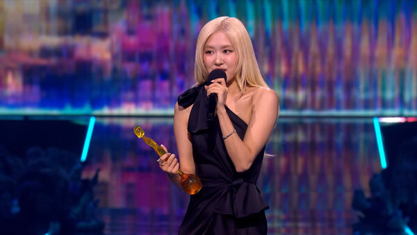 ▲Ros&eacute;奪獎暖謝BLACKPINK：真的很愛妳們。（圖／翻攝自全英音樂獎YouTube）