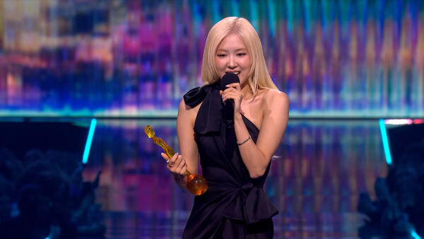 ▲▼KPOP第一人！Ros&eacute;奪全英音樂獎　暖提BLACKPINK：真的很愛妳們。（圖／翻攝自全英音樂獎YouTube）