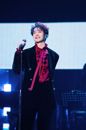 ▲▼張棟樑全身紅造型開唱。（圖／張棟樑「第二十一個故事」巡演官方 提供）