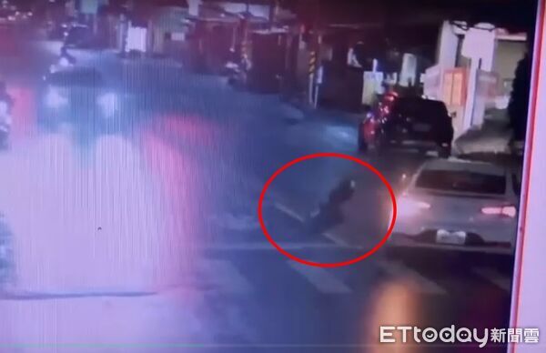 ▲轎車轉彎時將女行人撞飛在地。（圖／記者許宥孺翻攝）