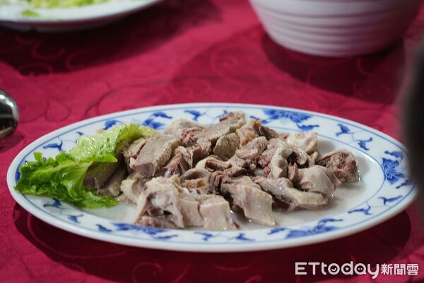▲遊客品嘗全鵝料理，體驗雲林在地美食魅力。（圖／記者游瓊華翻攝）