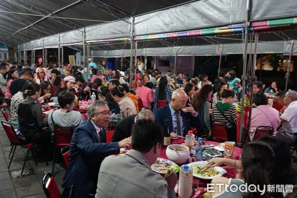 ▲遊客品嘗全鵝料理，體驗雲林在地美食魅力。（圖／記者游瓊華翻攝）