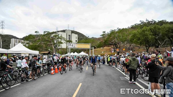 ▲四重溪溫泉自行車挑戰出發。（圖／屏東縣政府提供）