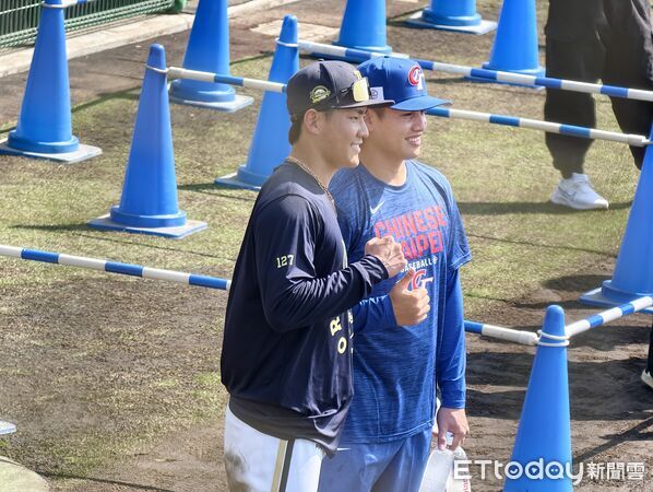 ▲▼張奕與歐力士隊友敘舊。（圖／記者楊舒帆／VIVO手機拍攝）