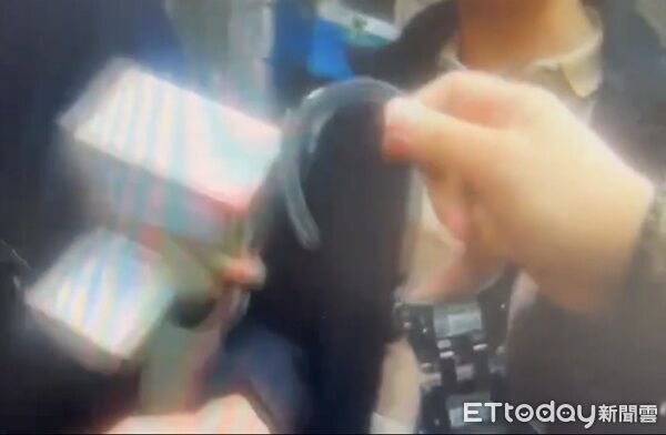 超商店員搖一搖包裹「硬硬的」機警報案 2外籍車手40分鐘被逮