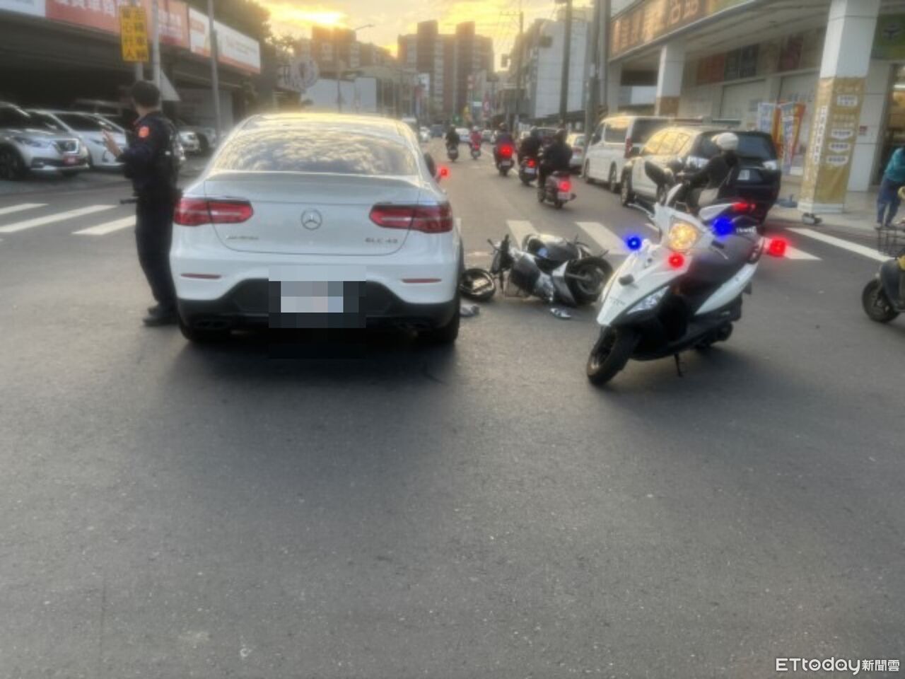 恐怖三寶!高雄賓士男「左轉道直接右轉」 倒楣騎士撞上慘摔