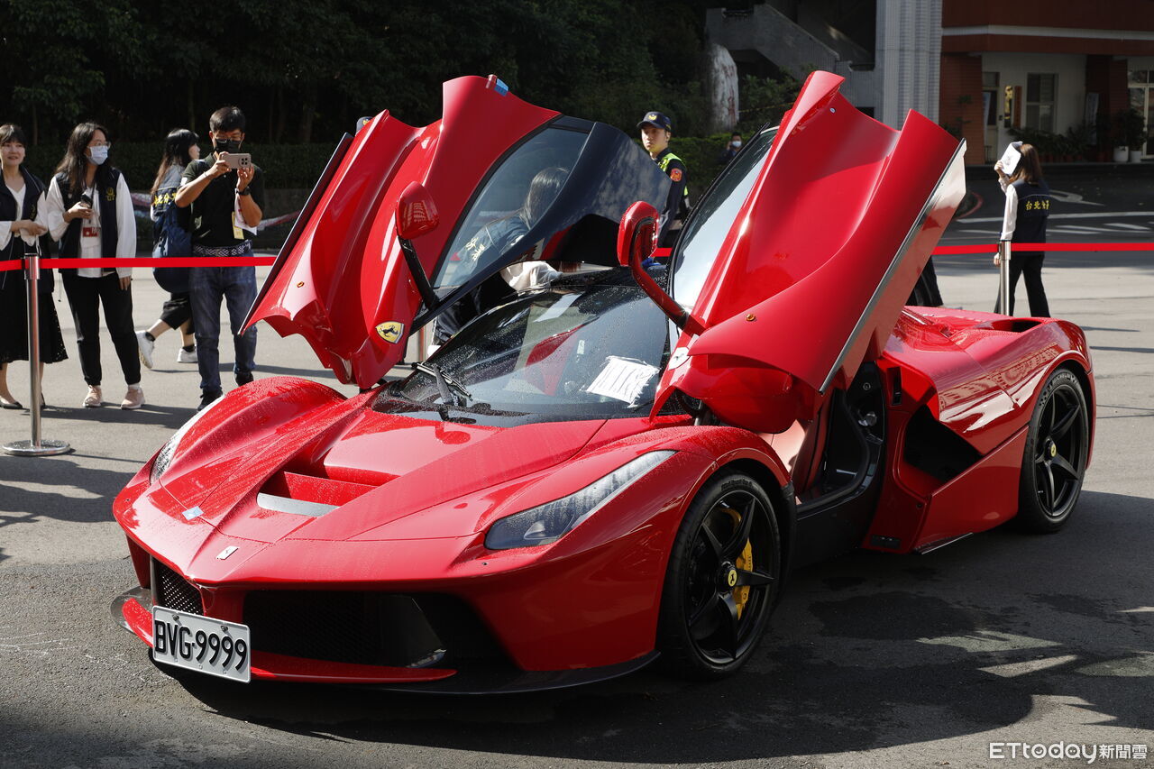 快訊/四大神獸「馬王」法拉利 1億3500萬元拍出
