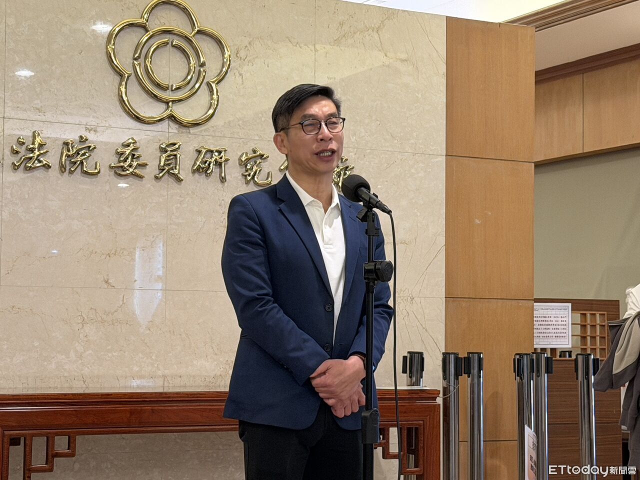 傳藍推「3500億+N」軍購版本 鍾佳濱批:國防不是菜市場喊價