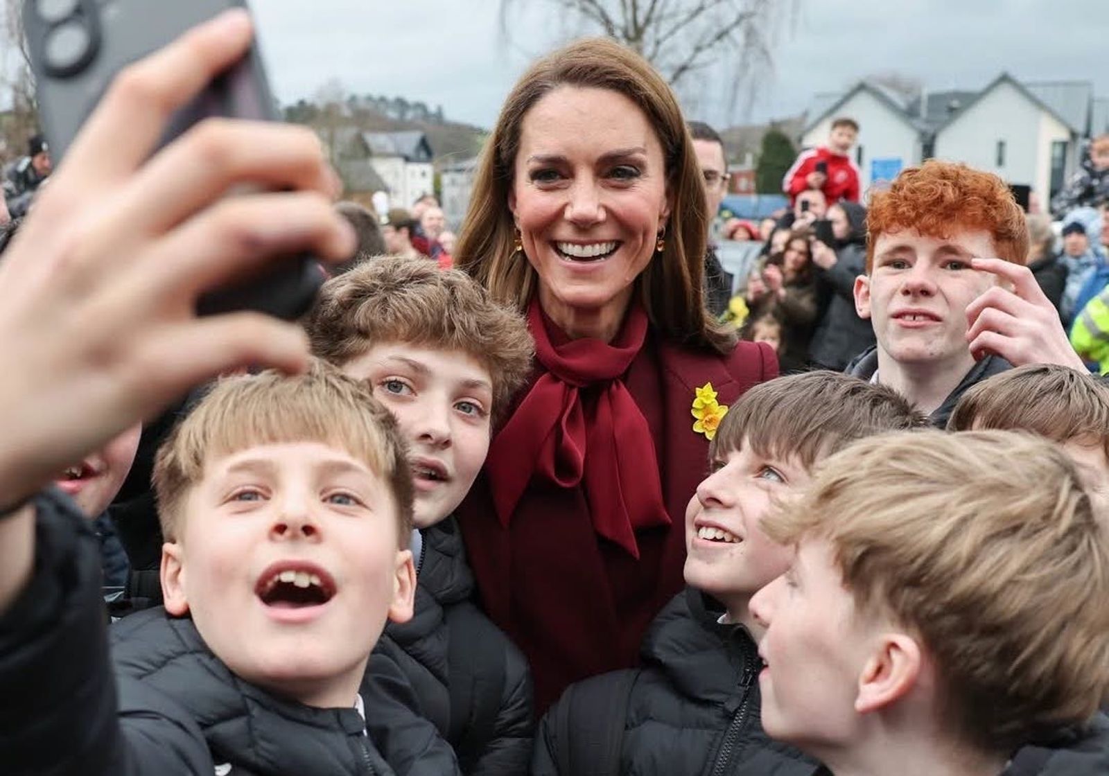 凱特王妃親切與威爾斯的青少年自拍。（翻攝princeandprincessofwales IG）