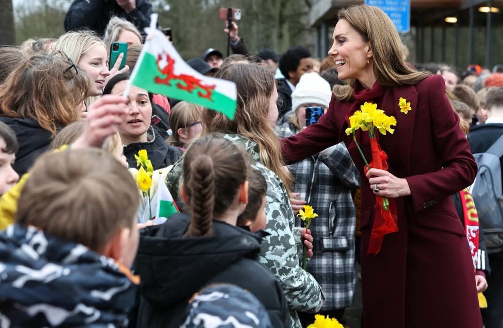 凱特王妃「拒絕簽名」被誤會？背後藏王室潛規則　一招親民化解尷尬