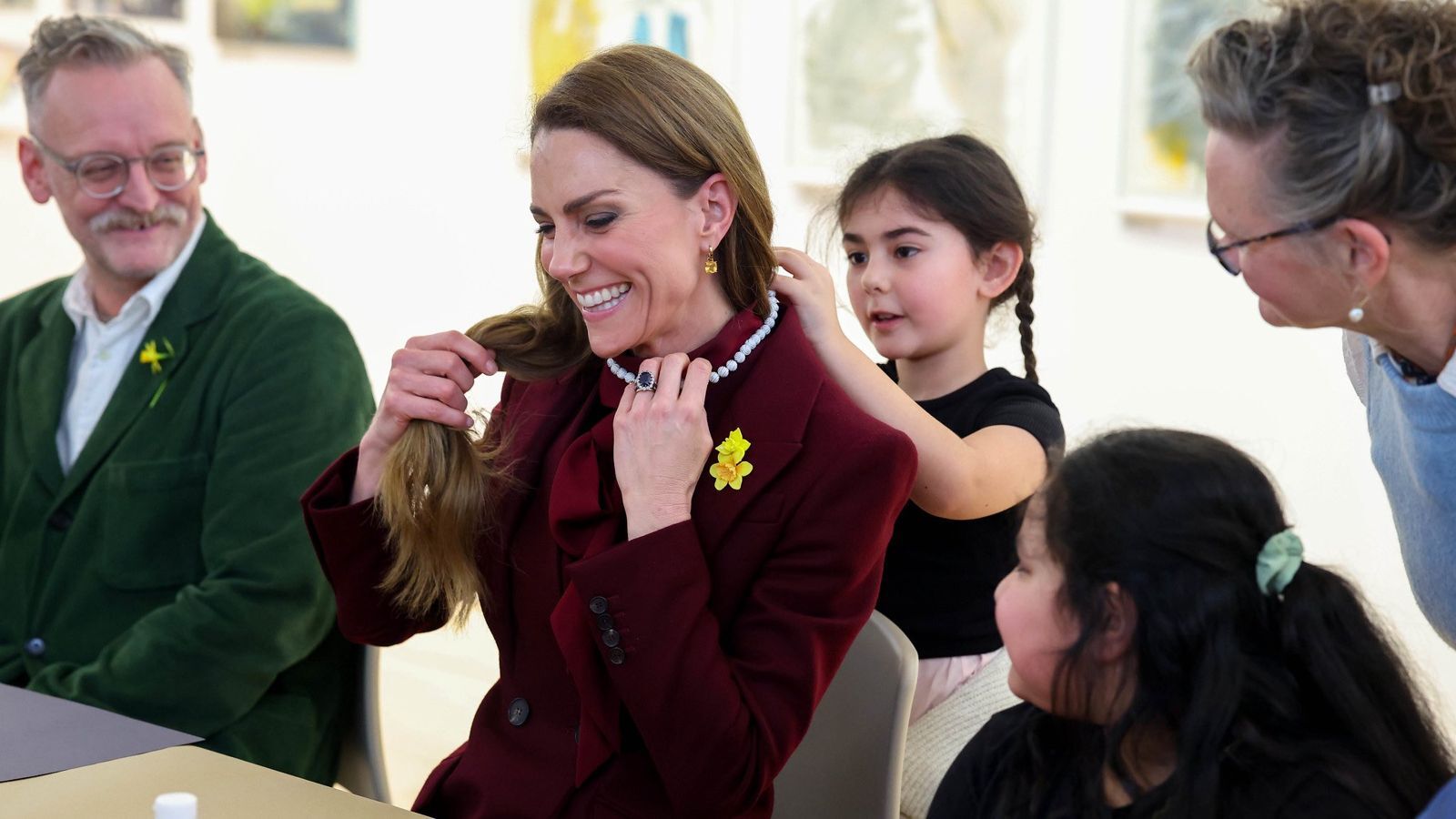 凱特王妃「拒絕簽名」被誤會？背後藏王室潛規則　一招親民化解尷尬