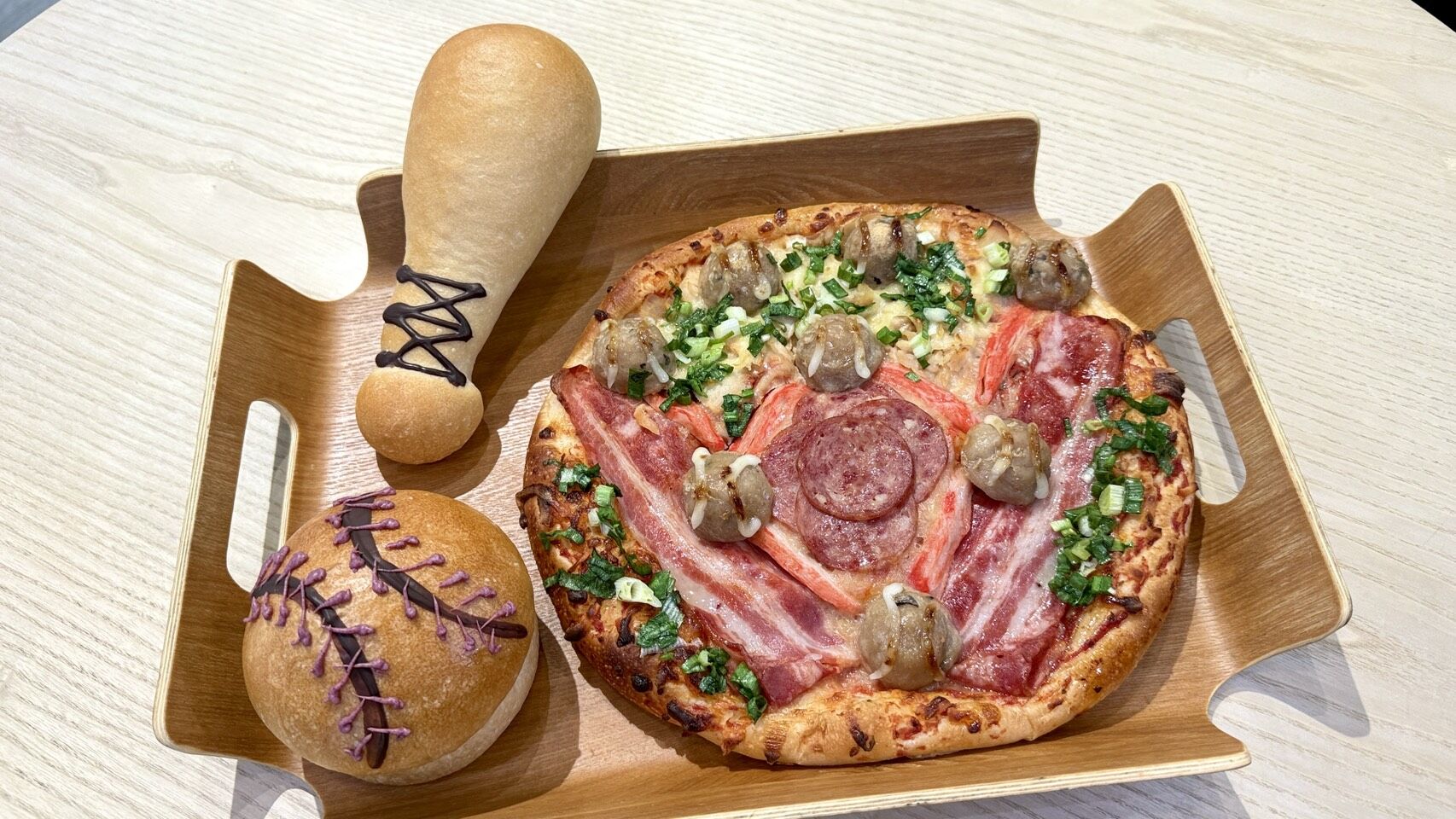 ▲▼家樂福推出棒球麵包、全壘打披薩。（圖／業者提供）