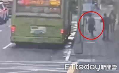 驚悚畫面曝！女子下公車遭輾爆頭慘死　司機一路開回北投20萬交保