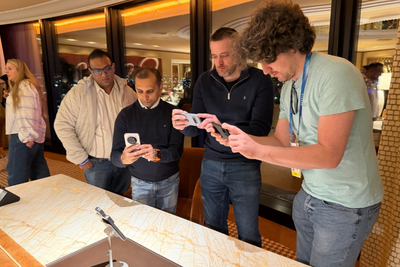 鏡頭自己動！全球首款「機器人手機」　CNN 記者直呼：也想買