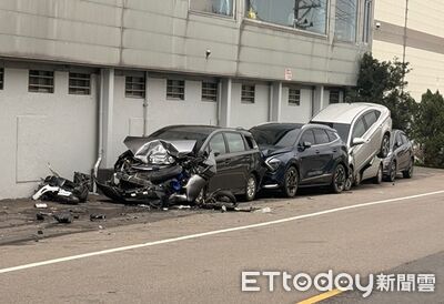 桃園2車碰撞失控...路邊17汽機車被橫掃！現場慘照曝光