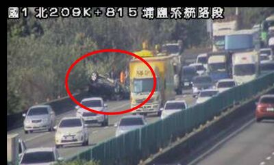 快訊／國1南埔鹽路段3車撞一團1翻覆　1人受傷回堵2公里