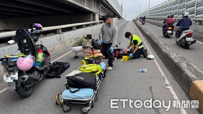 快訊／浮洲橋機車騎士自撞倒車道　無呼吸心跳送醫搶救