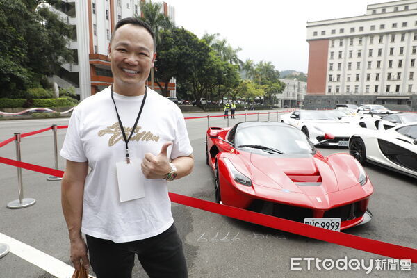 ▲▼太子詐騙集團遭警方破獲，數量龐大的豪車今天舉行競標拍賣。四大神獸之一的法拉利馬王限量超跑，由民眾以1億3千5百萬拍得。得標後民眾開心的與愛車合影。（圖／記者湯興漢攝）