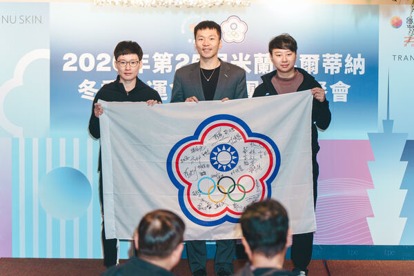 ▲▼2026米蘭冬奧歸國餐會，冬奧選手陳映竹（左一）、林欣蓉（右一）敬贈簽名會旗予運動部李洋部長（中）。（圖／中華奧會提供）