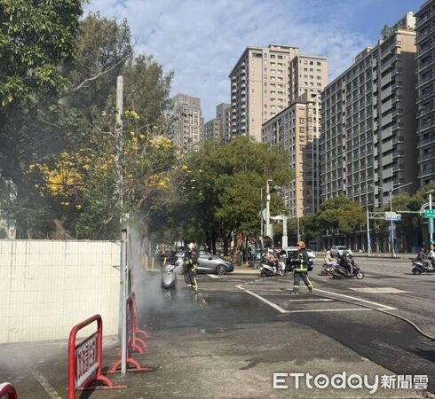 ▲台中1輛機車突然自燃，網友大驚離加油站好近。（圖／民眾提供）