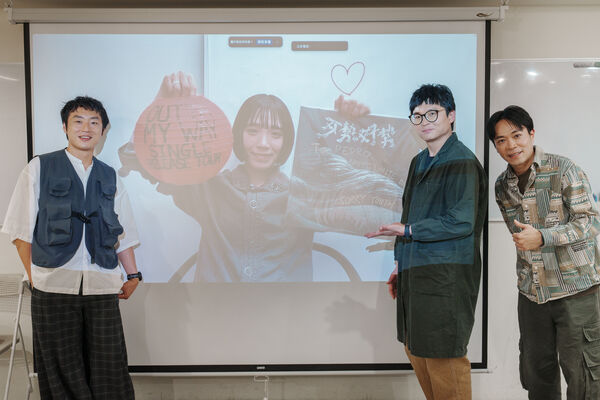 ▲▼女神AYUNi D收到台灣燈籠！學道地台語　合作拍謝少年。（圖／海口味有限公司、AYUNi D提供）