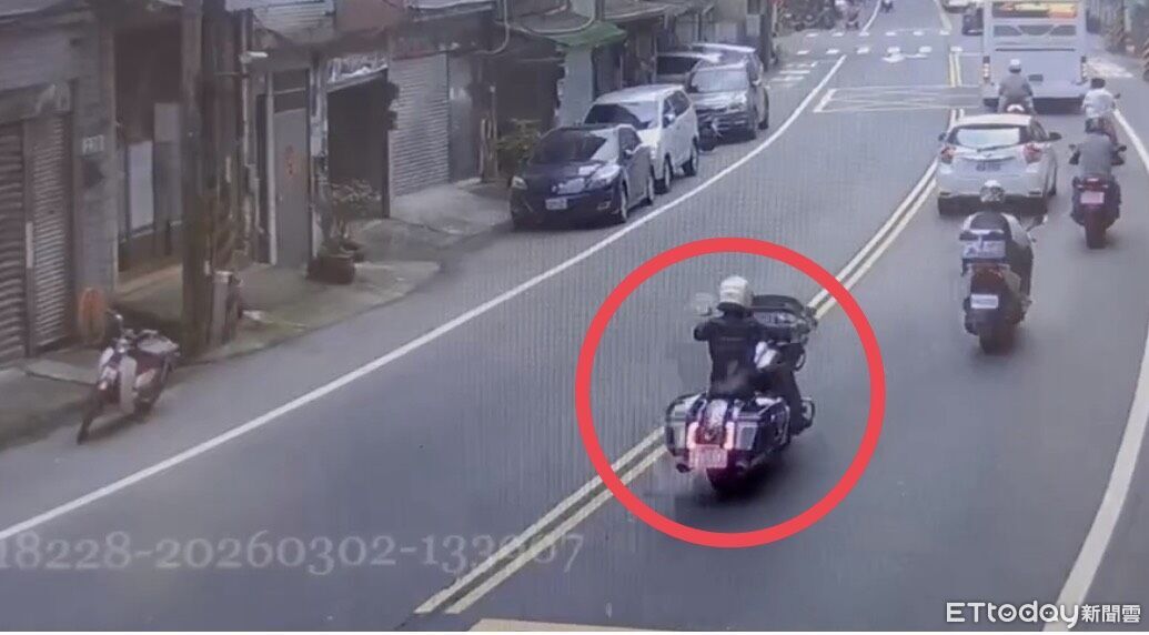 北宜這輛哈雷怪怪的...車牌字母「L變E」 貼紙變造最高罰3萬6