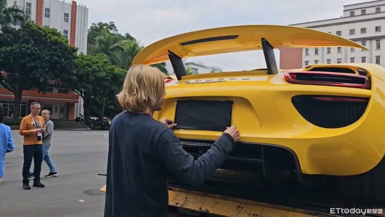 太子集團「蛙王」賣出!神祕金髮哥5600萬拍定 拖吊車拖運離開