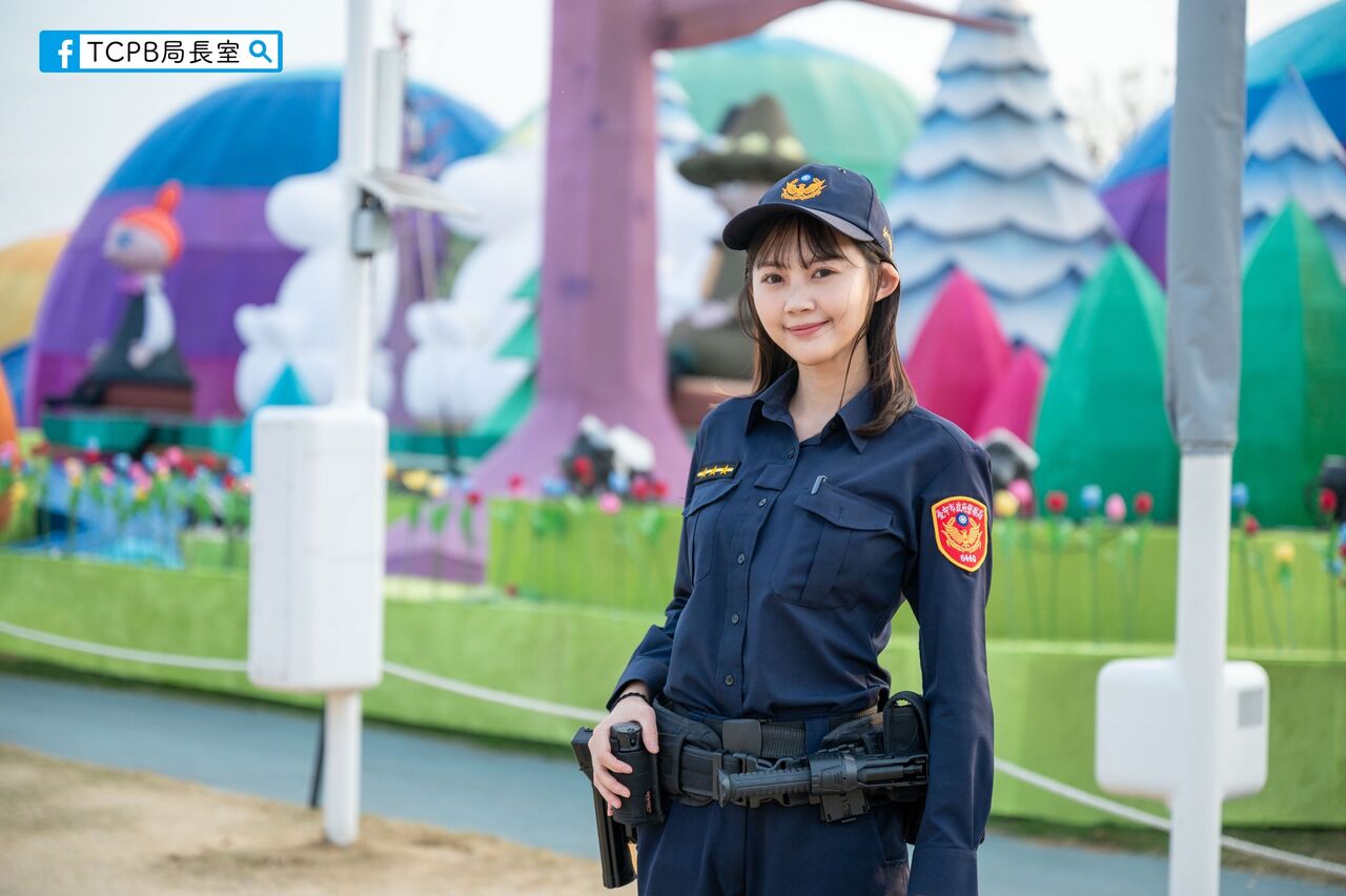 台中宣傳燈會「美貌無需多言」女警引關注 小編搞怪附IG