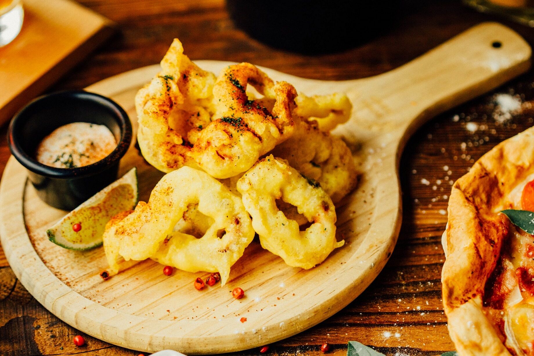 ▲環球購物中心、微風信義、IKEA應援WBC都推餐飲零食限定優惠。（圖／各業者提供）