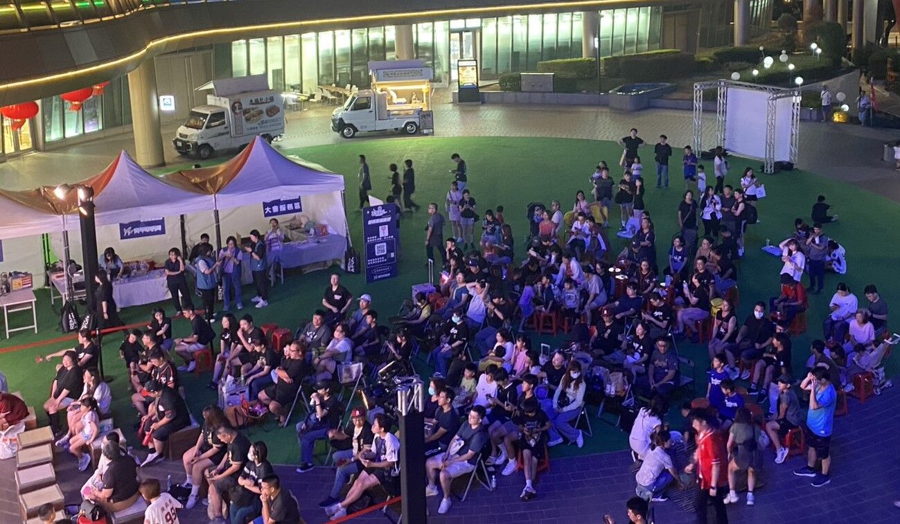 ▲環球購物中心、微風信義、IKEA應援WBC都推餐飲零食限定優惠。（圖／各業者提供）