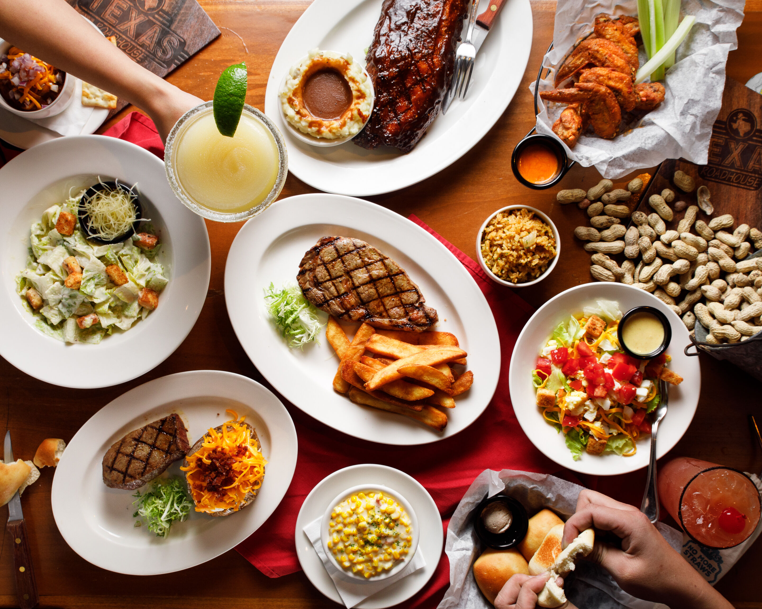 ▲環球購物中心、微風信義、IKEA應援WBC都推餐飲零食限定優惠。（圖／各業者提供）