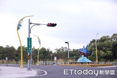 克服多次環評！鄉長開心命名　花蓮「七星灣大道」掛路牌通車