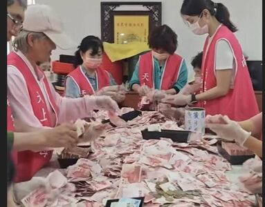 彰化南瑤宮新春開箱！香油錢「鈔票山、硬幣海」堆滿桌