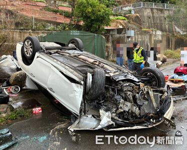 天雨路滑台中東山路又車禍！2男撞民宅、大石翻車　骨折送醫