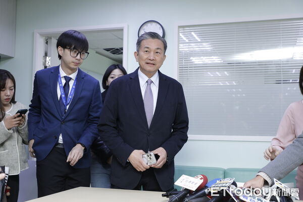 ▲▼民進黨立委王定宇遭週刊踢爆婚外情，王定宇召開記者會對外說明。（圖／記者湯興漢攝）
