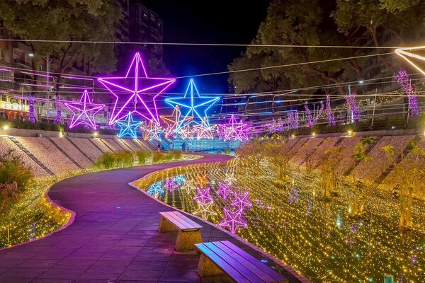 ▲2026中港大排光雕展將於3/6開跑，7米高星耀之樹、3米高雪白北極熊成亮點。（圖／新北市水利局提供）