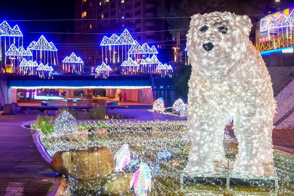 ▲2026中港大排光雕展將於3/6開跑，7米高星耀之樹、3米高雪白北極熊成亮點。（圖／新北市水利局提供）