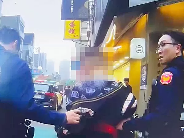 ▲越南籍阮姓移工昨天下午搭車前往蘆竹區南竹路擔任詐團車手，剛下車就被員警拘捕到案。（圖／桃園警方提供）