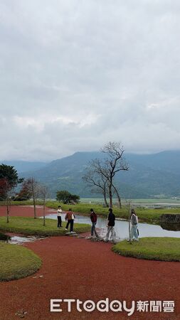▲▼位於六十石山山腳下的 東富禪寺，水池中鋪滿「滿江紅」，搭配落羽松構成層次豐富的自然畫面。（圖／富里鄉公所提供，下同）