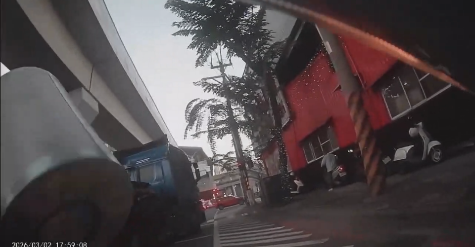 命懸一線畫面曝!20噸鋼捲掉眼前 騎士驚喊:還有兩個孩子要養