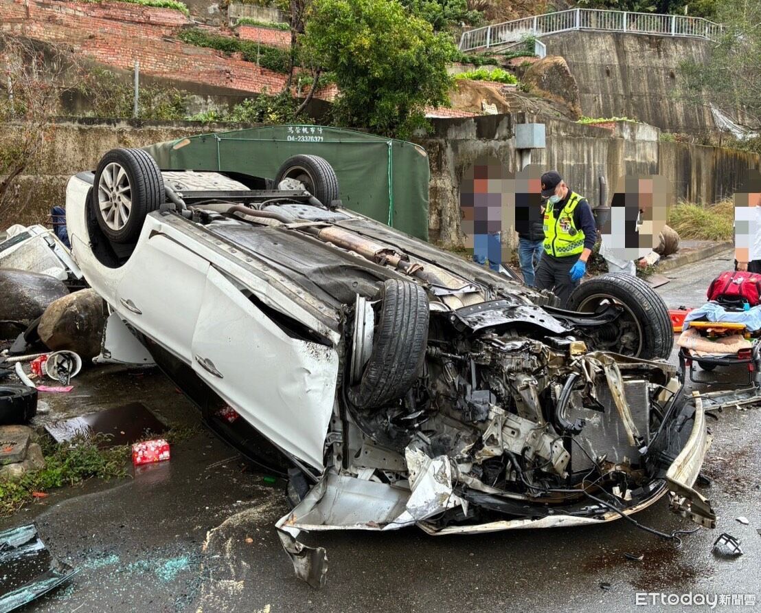 天雨路滑台中東山路又車禍!2男撞民宅、大石翻車 骨折送醫