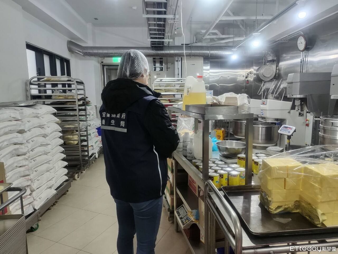 宜蘭名店乳酪餅出包!10元大塑膠膜吃進嘴 同批產品勒令下架